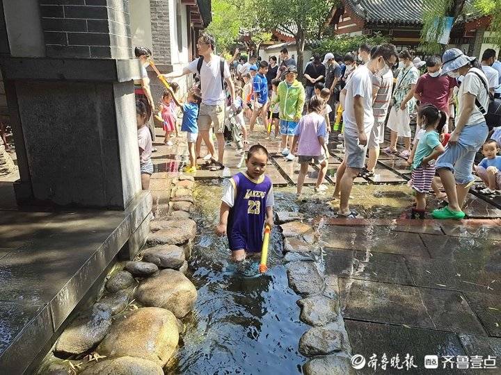 济南高温酷暑，孩子们有清泉解暑，不想回家了