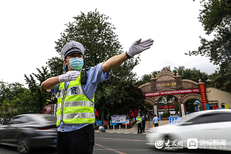 “隔空”陪伴！女儿在高考考场奋战 父亲在场外执勤