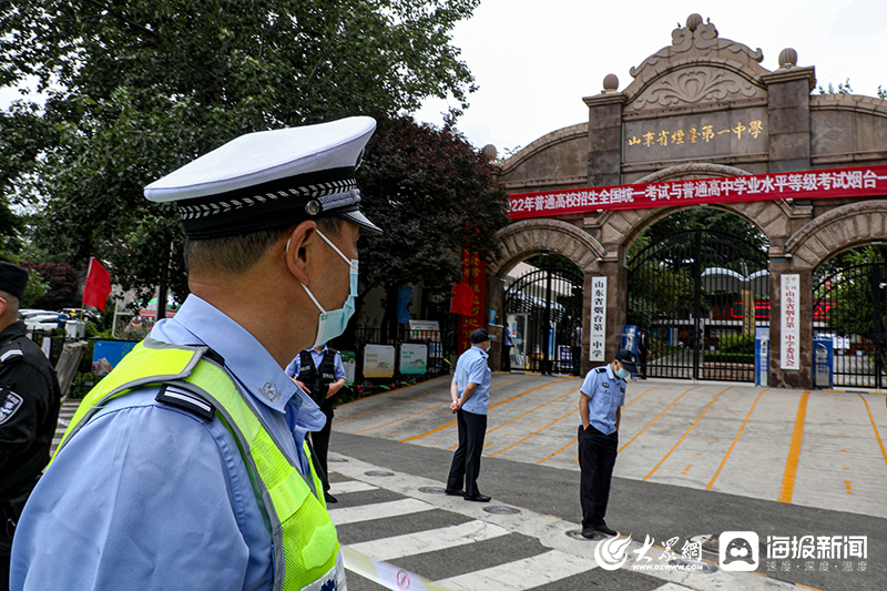 “隔空”陪伴！女儿在高考考场奋战 父亲在场外执勤