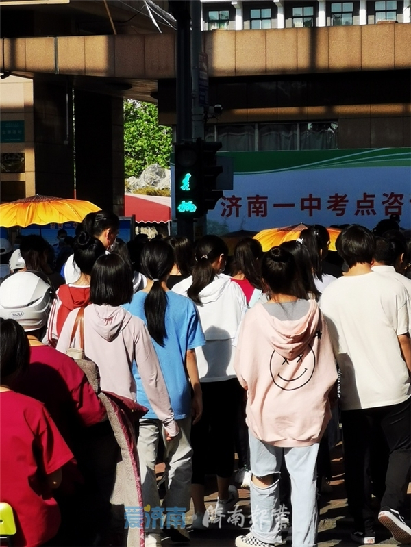 高考考点过街绿灯为考生多亮10秒钟