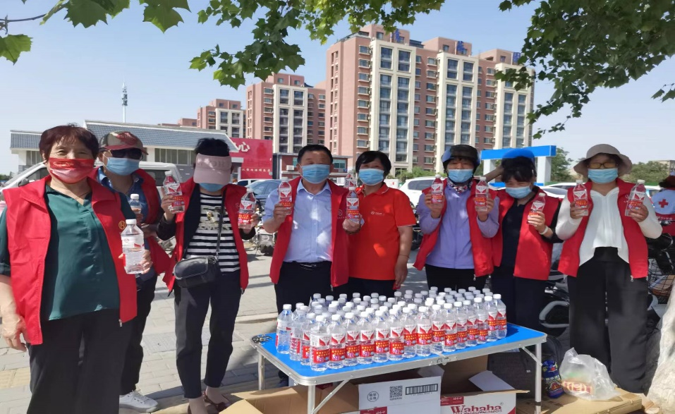 炎炎夏日 传递爱心——富德生命人寿淄博市周村支公司志愿者为高考家长学生送清凉