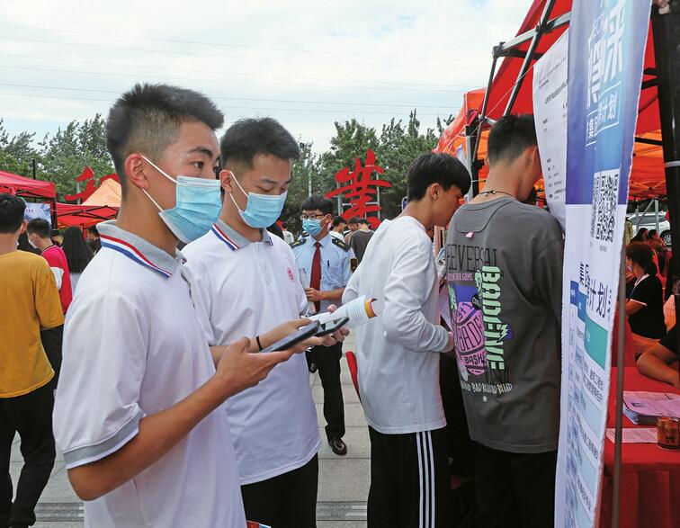 线上直播加线下面对面,疫情后首场校招火爆