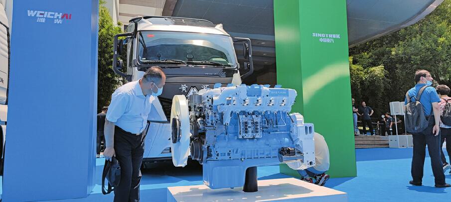 全国首台商业化氢内燃机在济发布 系重汽与潍柴动力联合研制 众多高端装备正在济南展出