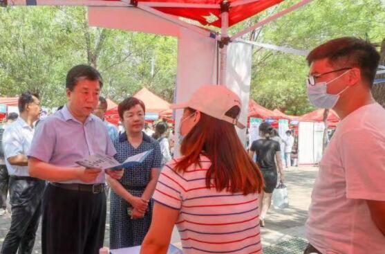 山东中医药大学党委副书记田立新代表学校感谢济南市人社局一直以来对