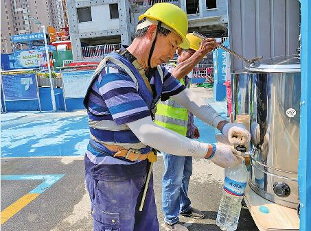 清凉“热饮”：建筑工人一天能喝10升绿豆汤