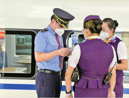 “守护”旅客：一天在站台10小时步数超2万