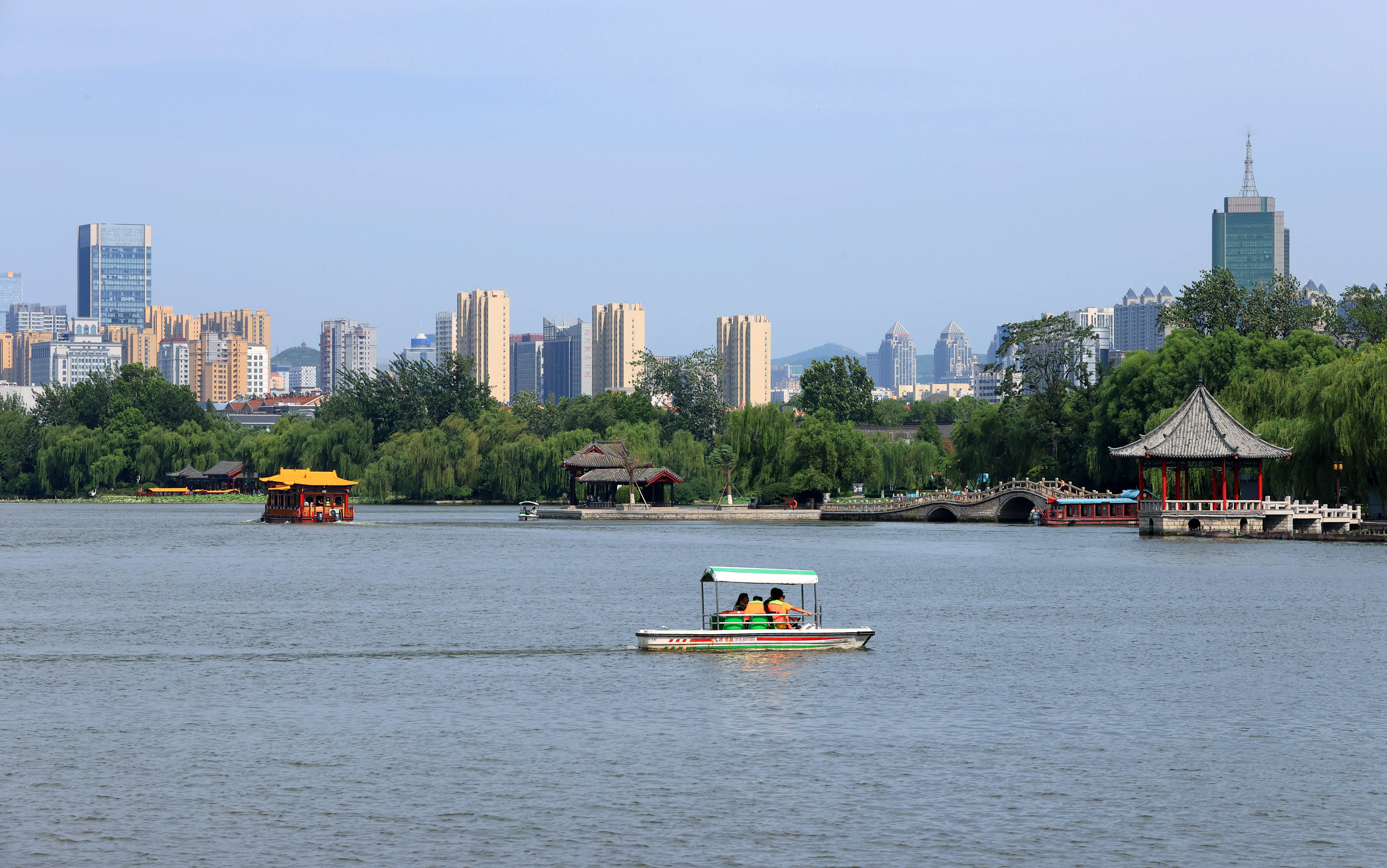 划船荡舟，赏荷观景，乐享周末时光！