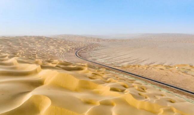 无水无电无信号这条穿越沙漠的公路如何建成