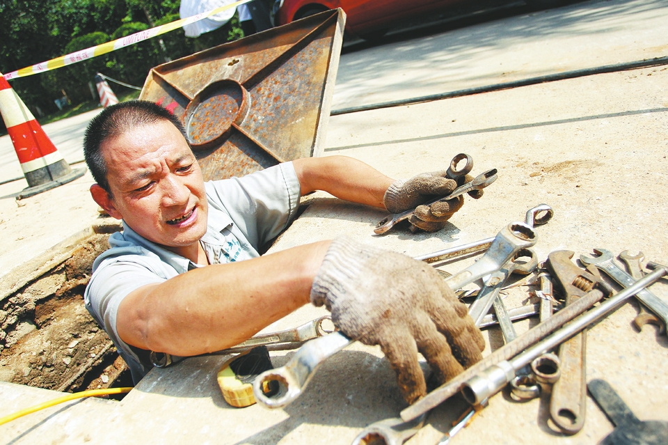 直面“烤”验保障供水 济南水投加强供水调度