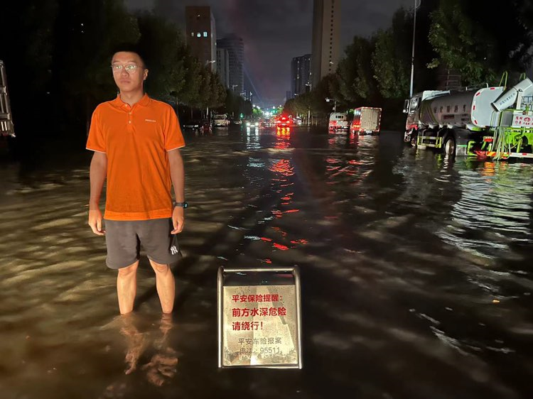暴雨+大风+雷电！深夜抢险救灾的平安理赔人