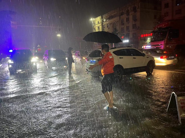 暴雨+大风+雷电！深夜抢险救灾的平安理赔人