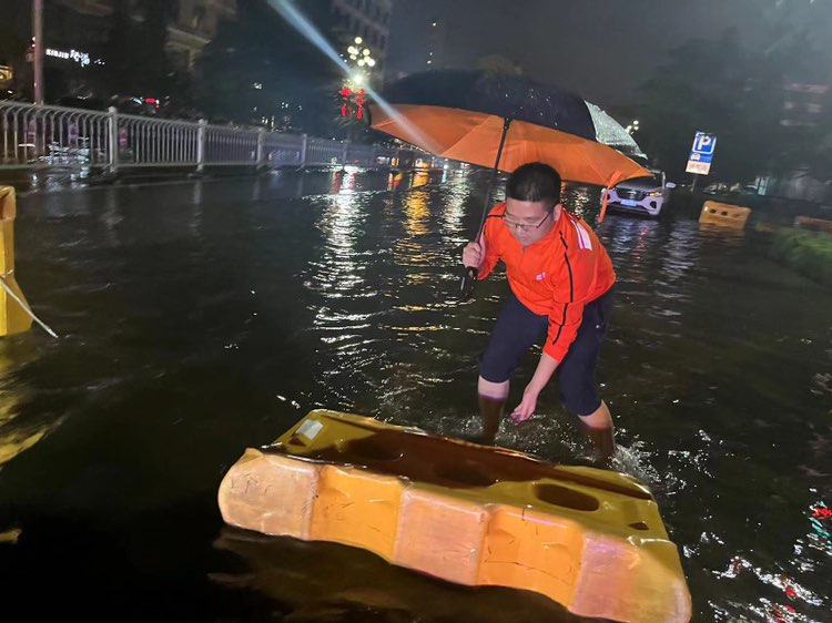 暴雨+大风+雷电！深夜抢险救灾的平安理赔人