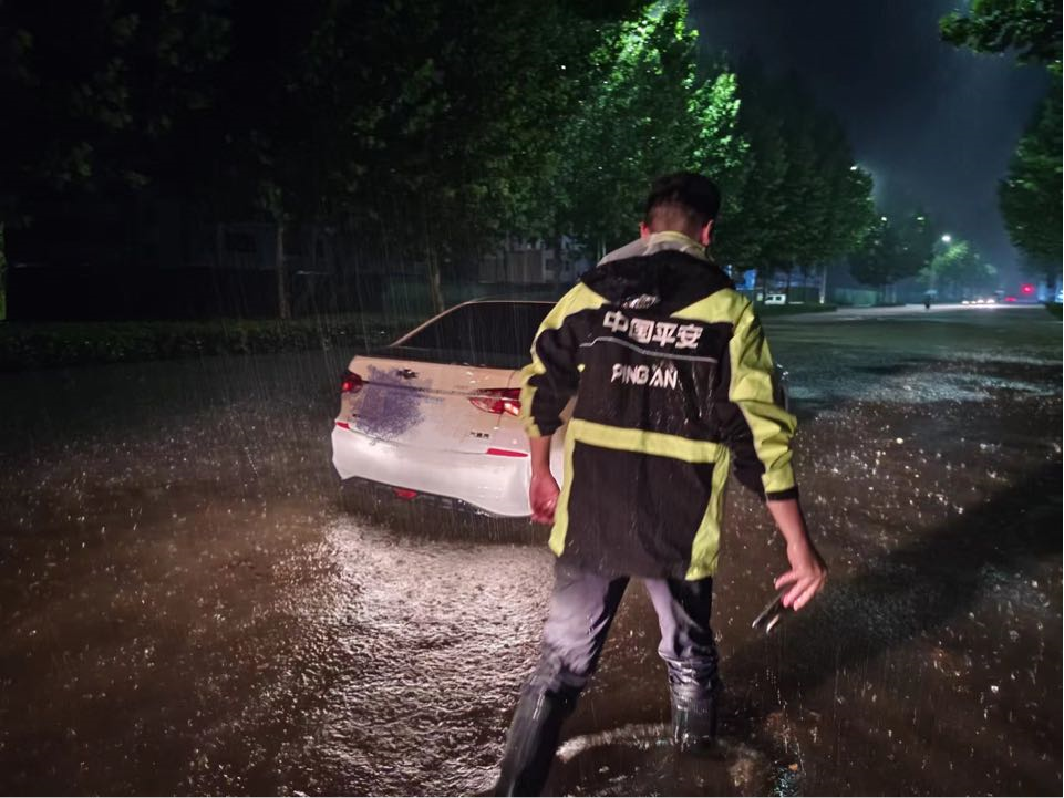 暴雨+大风+雷电！深夜抢险救灾的平安理赔人