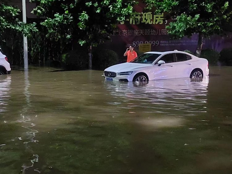 暴雨+大风+雷电！深夜抢险救灾的平安理赔人