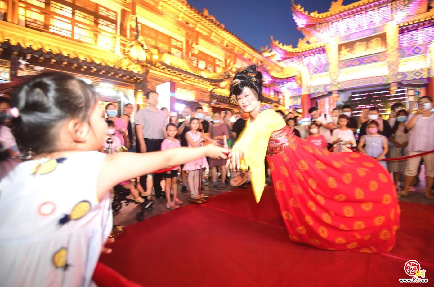 “不倒翁”、“西洋片”、嗨翻天的电音节，大观园夜市既“潮”又有“范儿”