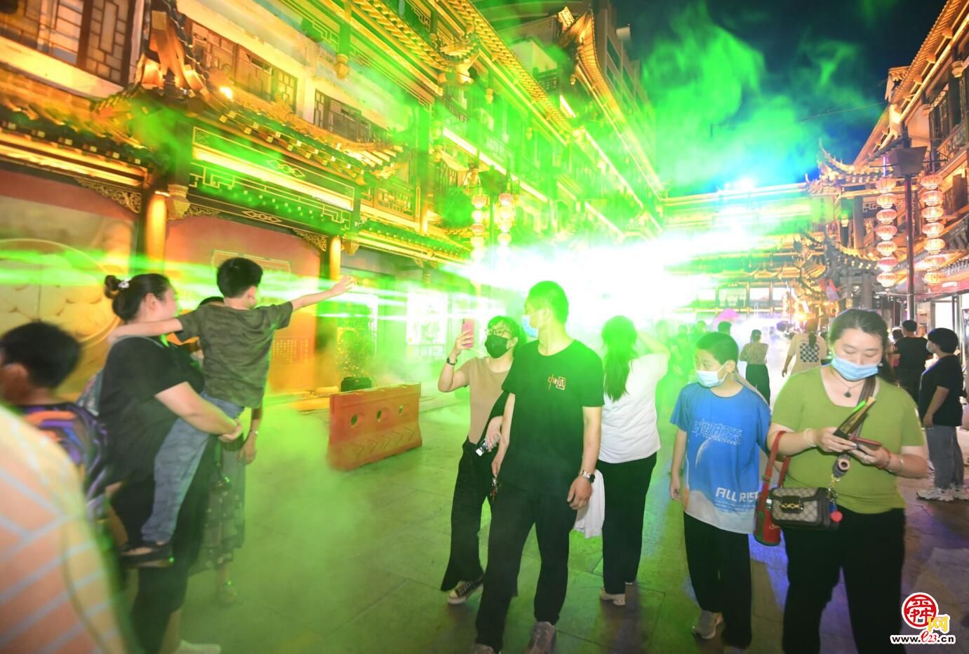 “不倒翁”、“西洋片”、嗨翻天的电音节，大观园夜市既“潮”又有“范儿”