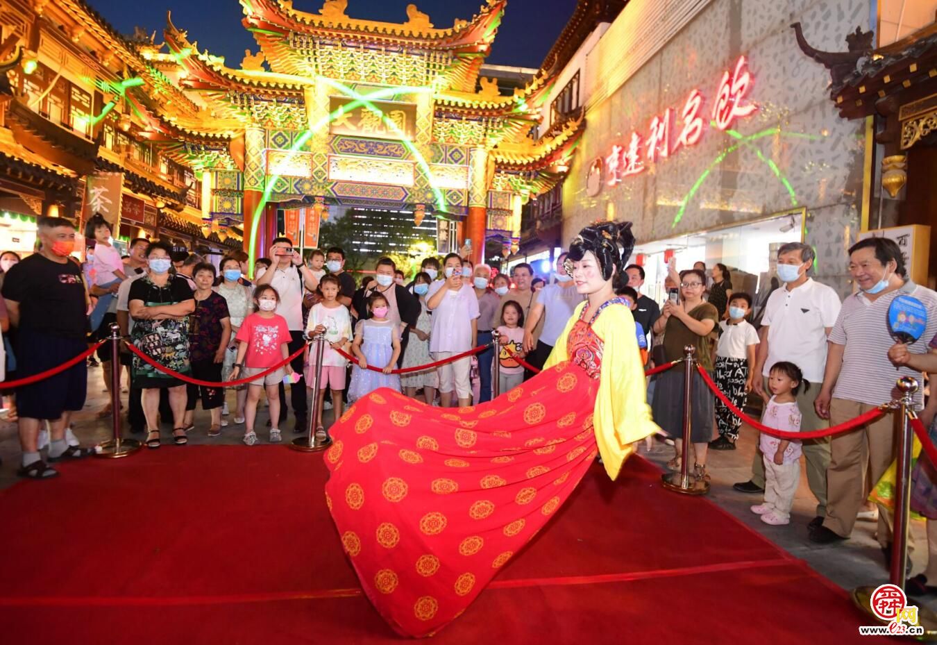 “不倒翁”、“西洋片”、嗨翻天的电音节，大观园夜市既“潮”又有“范儿”