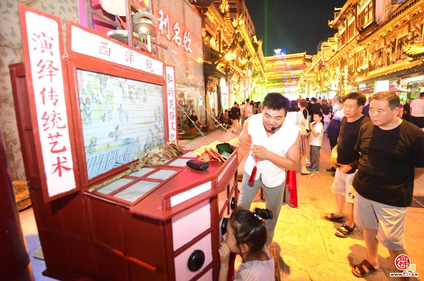 “不倒翁”、“西洋片”、嗨翻天的电音节，大观园夜市既“潮”又有“范儿”