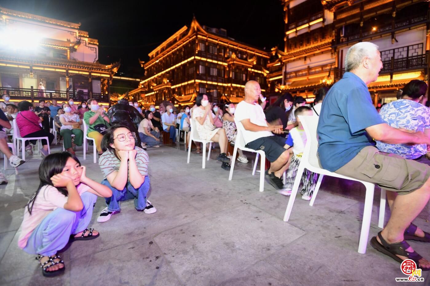 “不倒翁”、“西洋片”、嗨翻天的电音节，大观园夜市既“潮”又有“范儿”