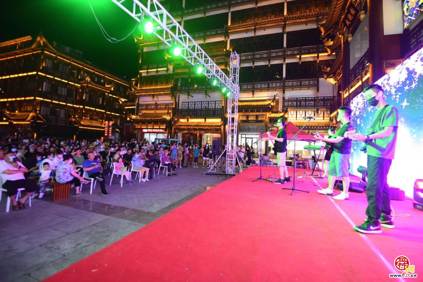 “不倒翁”、“西洋片”、嗨翻天的电音节，大观园夜市既“潮”又有“范儿”