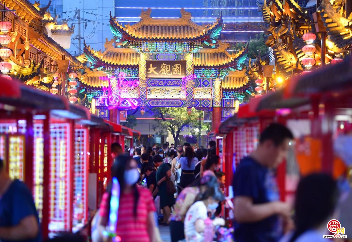 “不倒翁”、“西洋片”、嗨翻天的电音节，大观园夜市既“潮”又有“范儿”