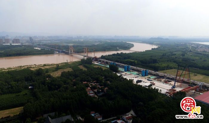 济南黄河大桥新桥拔节生长，与老桥同框成新景