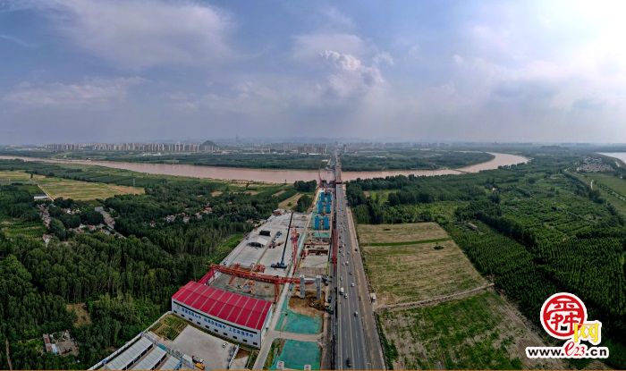 济南黄河大桥新桥拔节生长，与老桥同框成新景