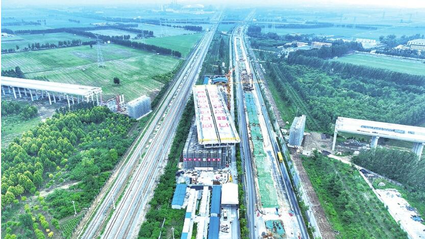 Le viaduc sur le chemin de fer Xinxiang-Yanzhou a réussi un virage réussi