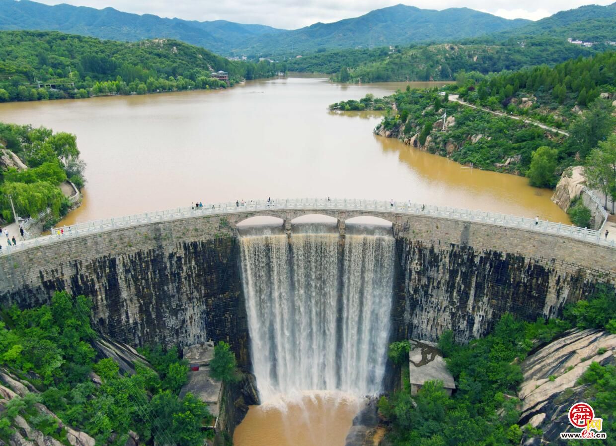 飞流直下声如虎啸！雨后济南黄巢水库瀑布宛如“天之瀑”！