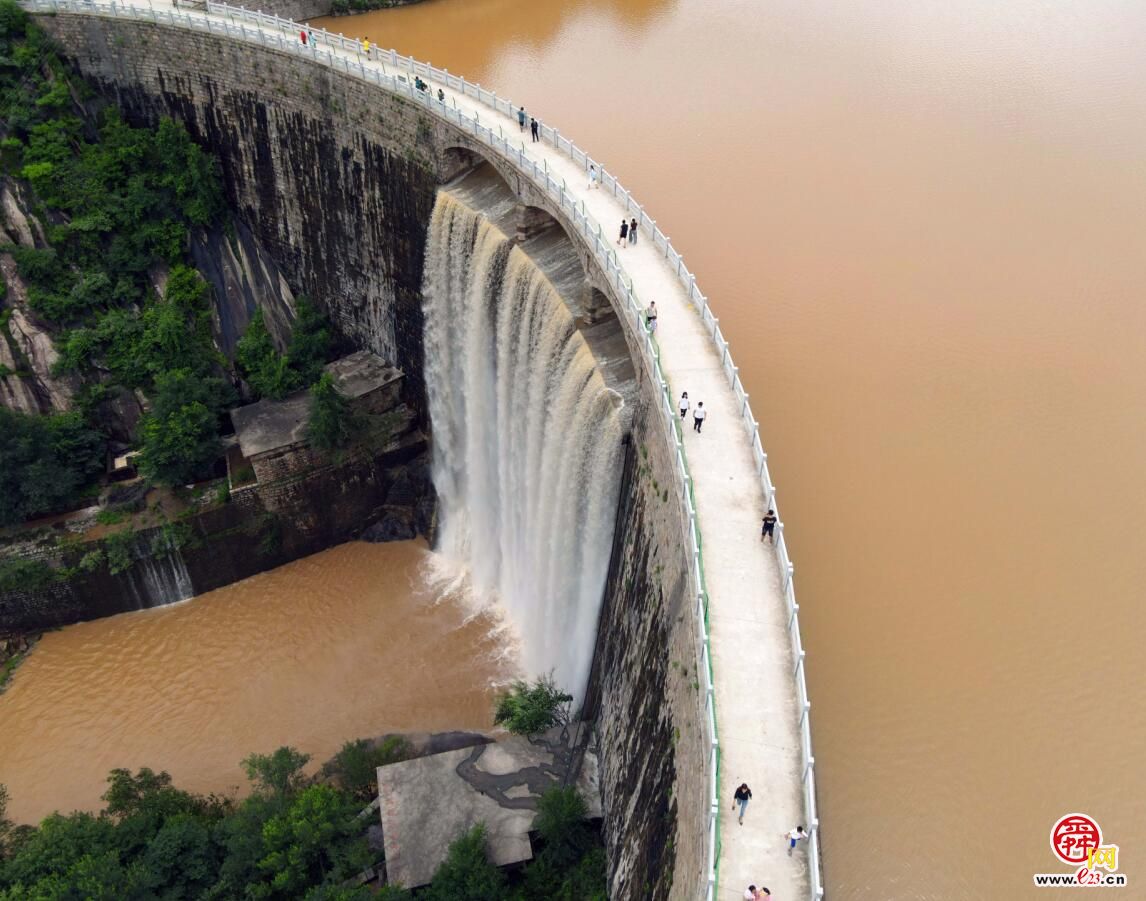飞流直下声如虎啸！雨后济南黄巢水库瀑布宛如“天之瀑”！