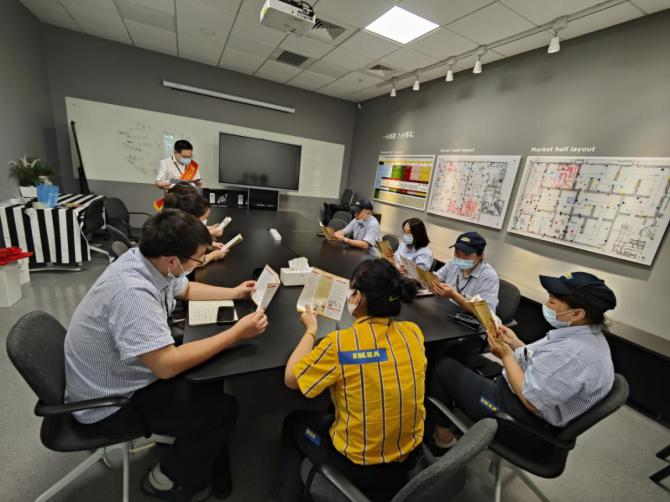 民生银行济南张庄路支行走进宜家家居开展金融知识宣传活动