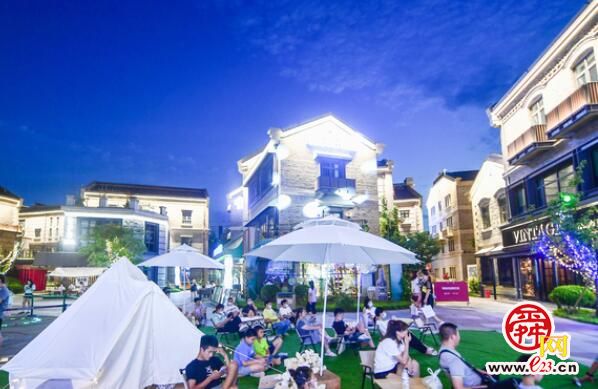 商场刮起露营风 帐篷里享受“躺平”时光