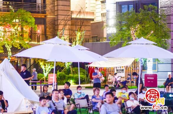 商场刮起露营风 帐篷里享受“躺平”时光