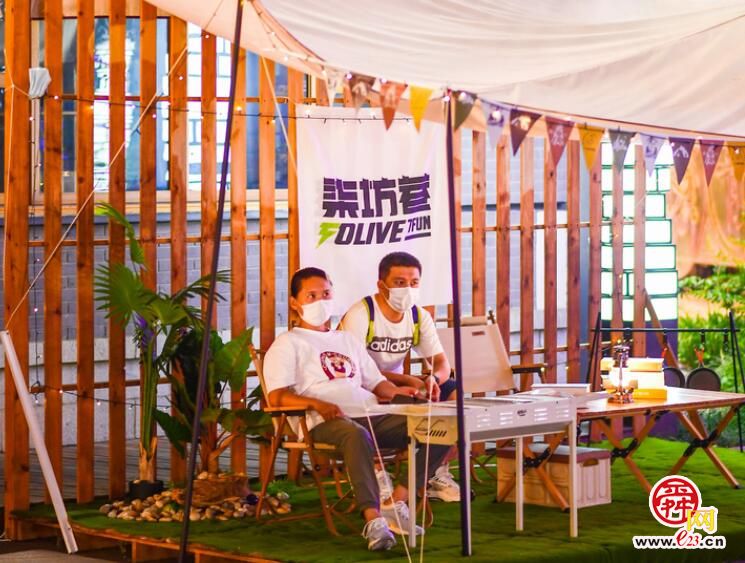 商场刮起露营风 帐篷里享受“躺平”时光