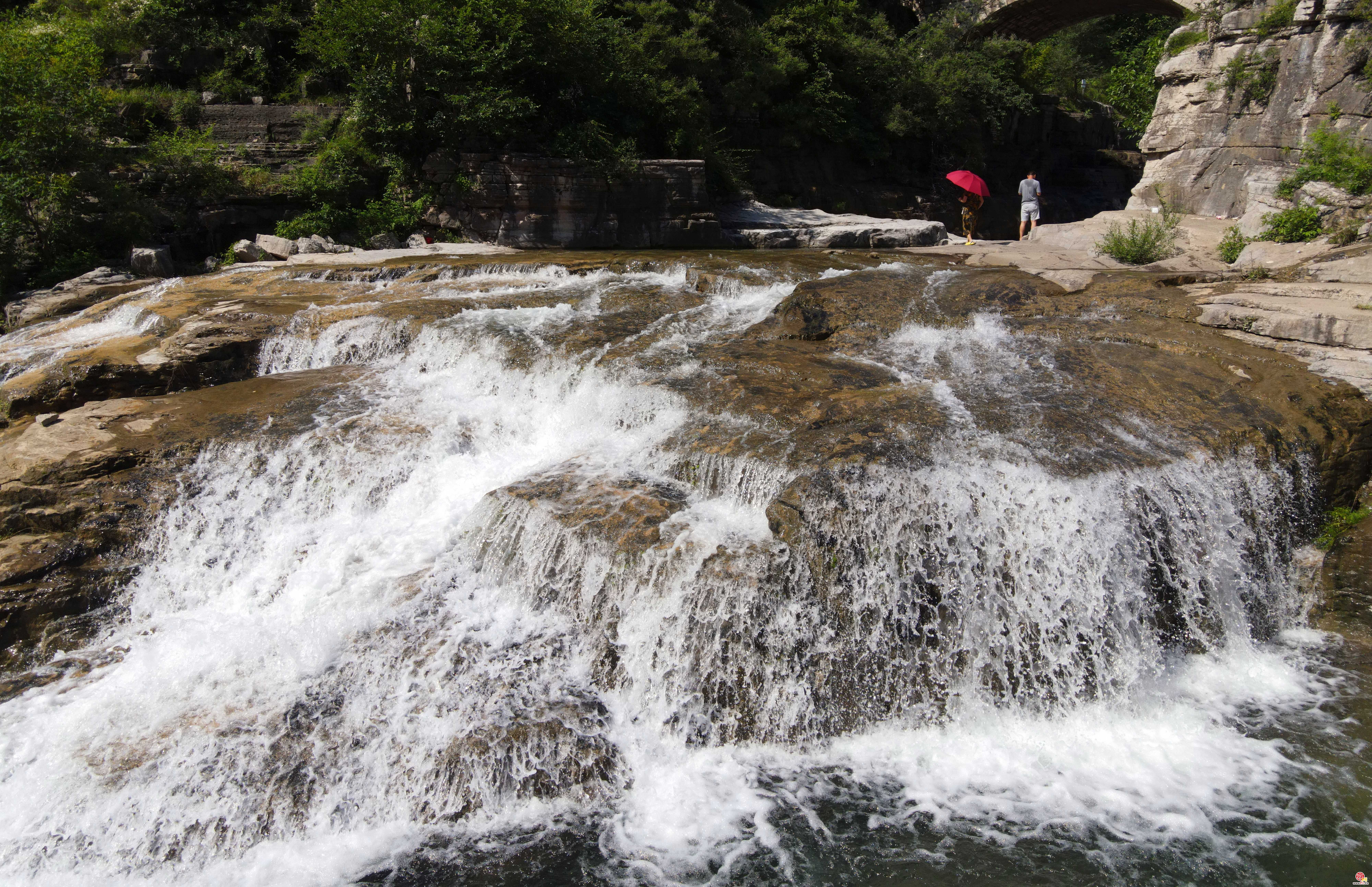 流泉飞瀑，溪水潺潺！这里的水景风光让人清凉心醉！