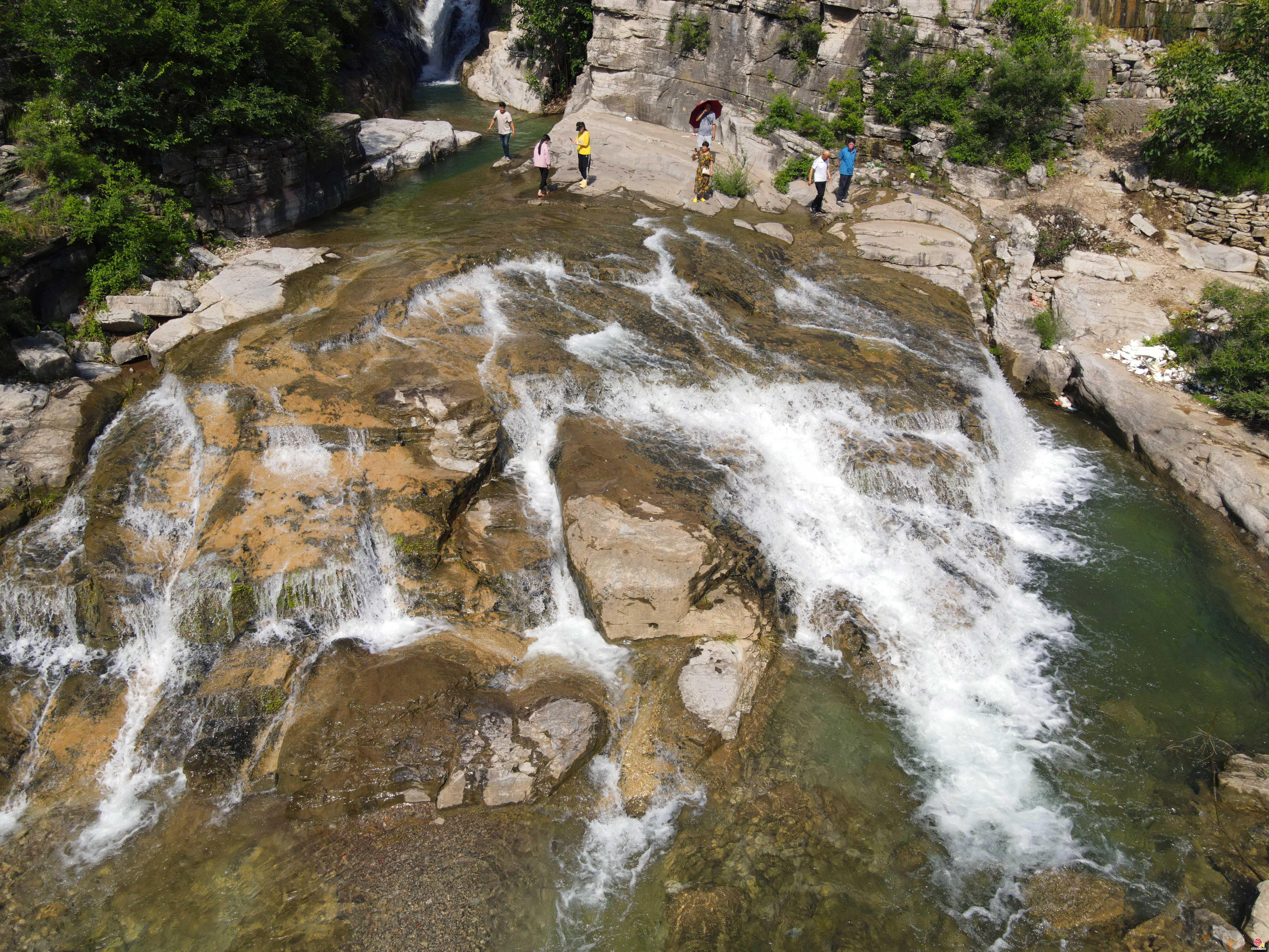 流泉飞瀑，溪水潺潺！这里的水景风光让人清凉心醉！