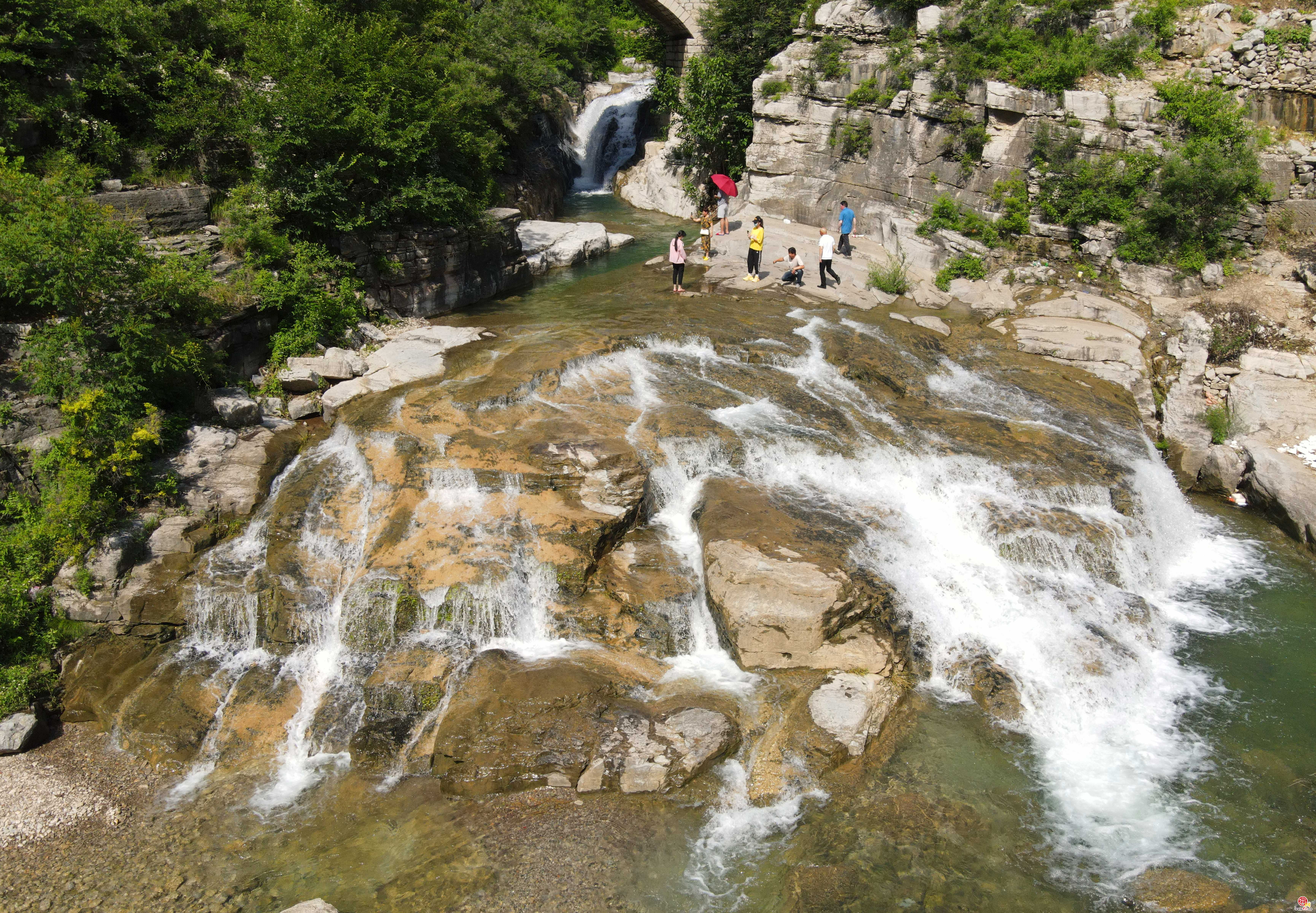 流泉飞瀑，溪水潺潺！这里的水景风光让人清凉心醉！