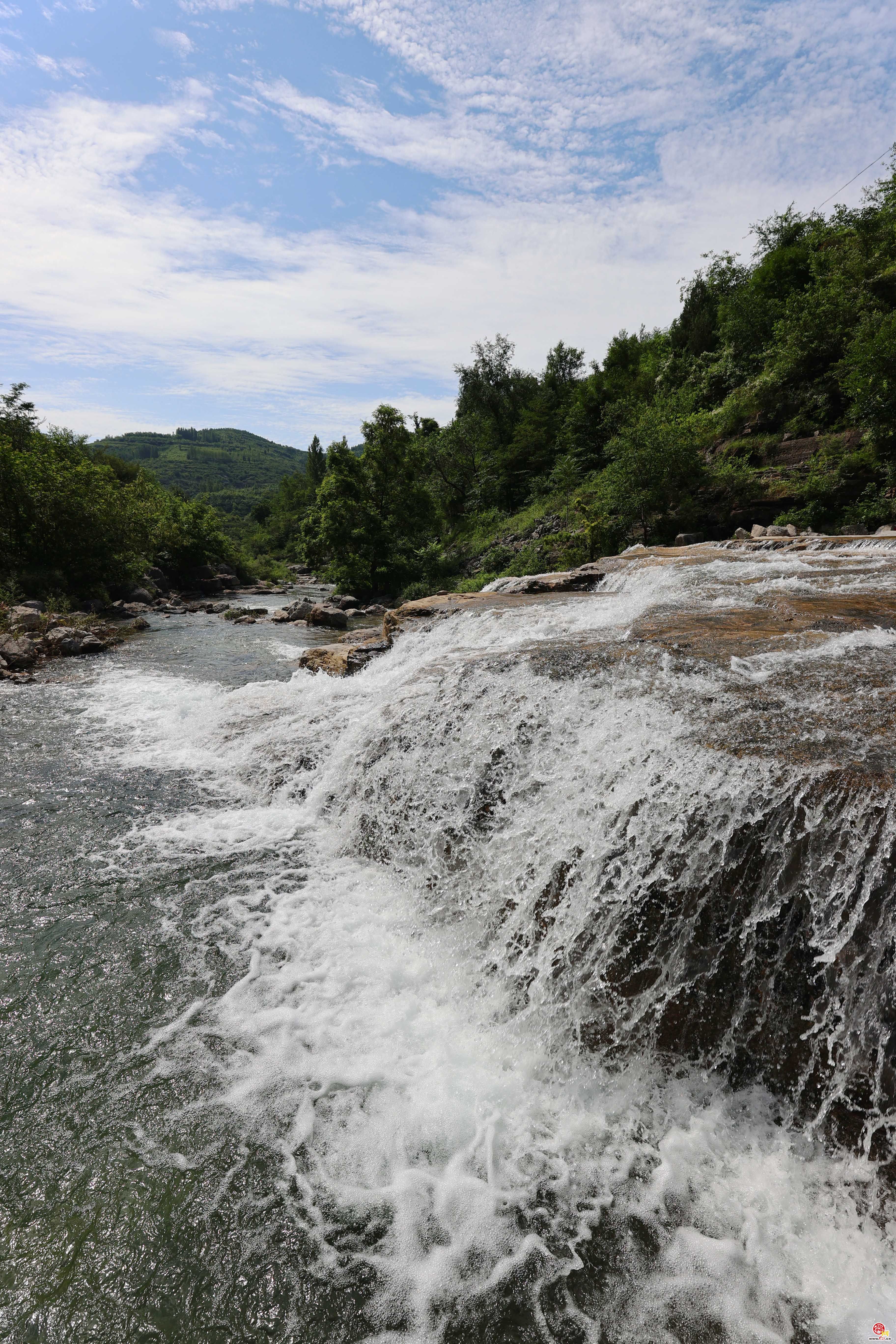 流泉飞瀑，溪水潺潺！这里的水景风光让人清凉心醉！