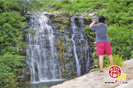 溪流瀑布美如画