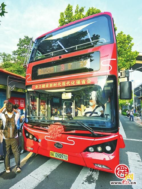 泉城双层巴士“红奔奔”昨正式运营，首批乘客“尝鲜” 高峰时段跑通勤，平峰时段走“寻常路”