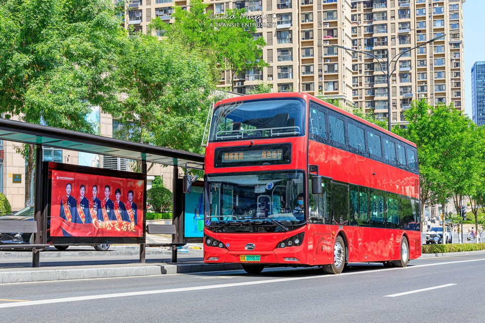 泉城双层巴士“红奔奔”昨正式运营，首批乘客“尝鲜” 高峰时段跑通勤，平峰时段走“寻常路”