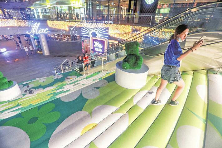 济南万象城下沉广场化身“法式花园”