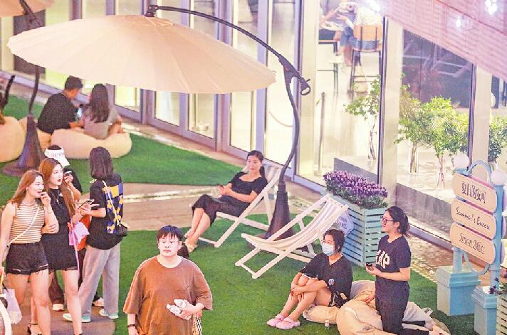 济南万象城下沉广场化身“法式花园”