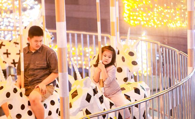 济南万象城下沉广场化身“法式花园”