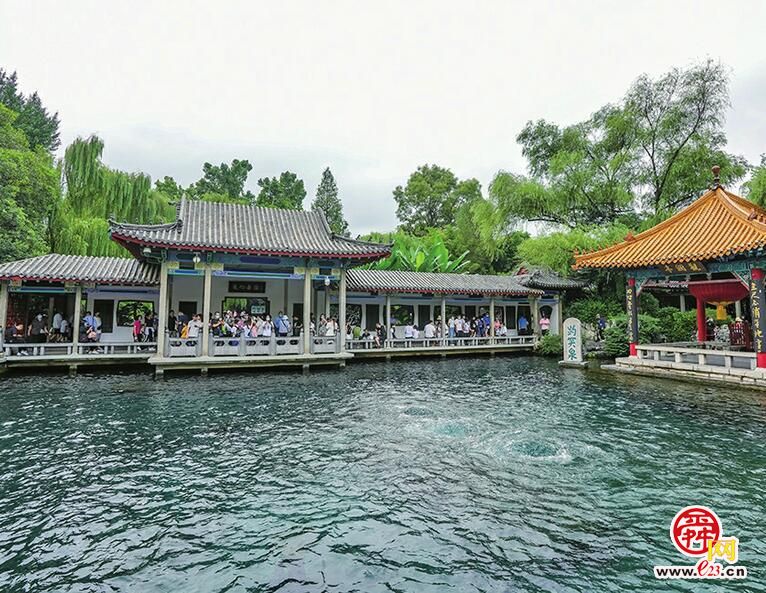 趵突泉欢腾喷涌