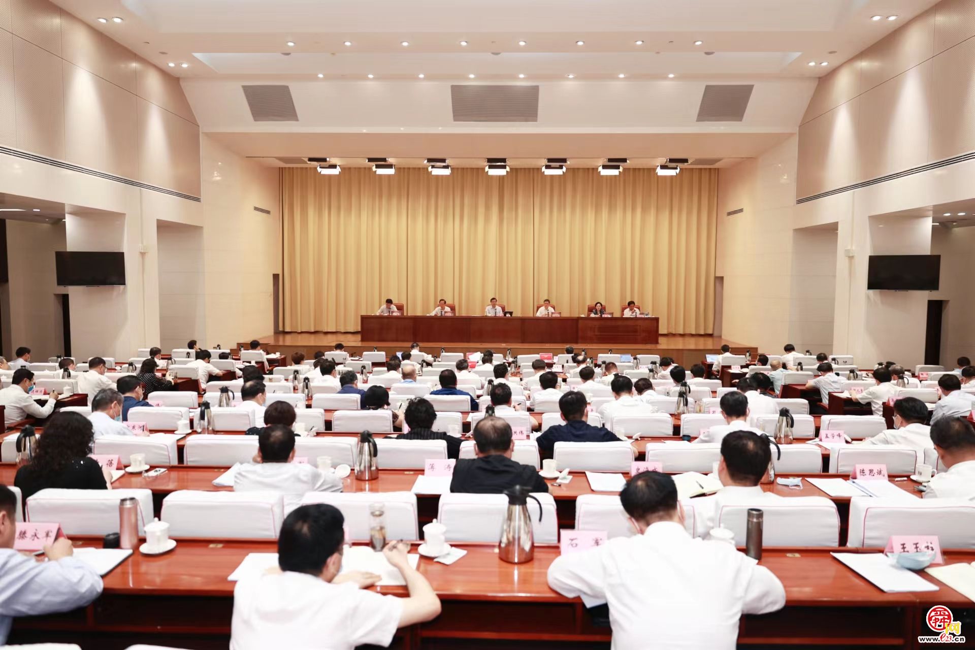 市委常委会召开会议 研究上半年全市经济社会发展形势