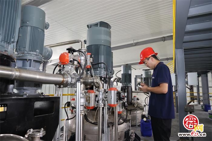 融媒·见证｜济南产新材料“拯救”上百万亩新疆棉花田——大地披上隐形新衣