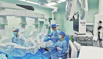 手机掌上就医、机器人辅助手术、AI病员回访……医院里的“黑科技”智慧医疗，能有多聪明？