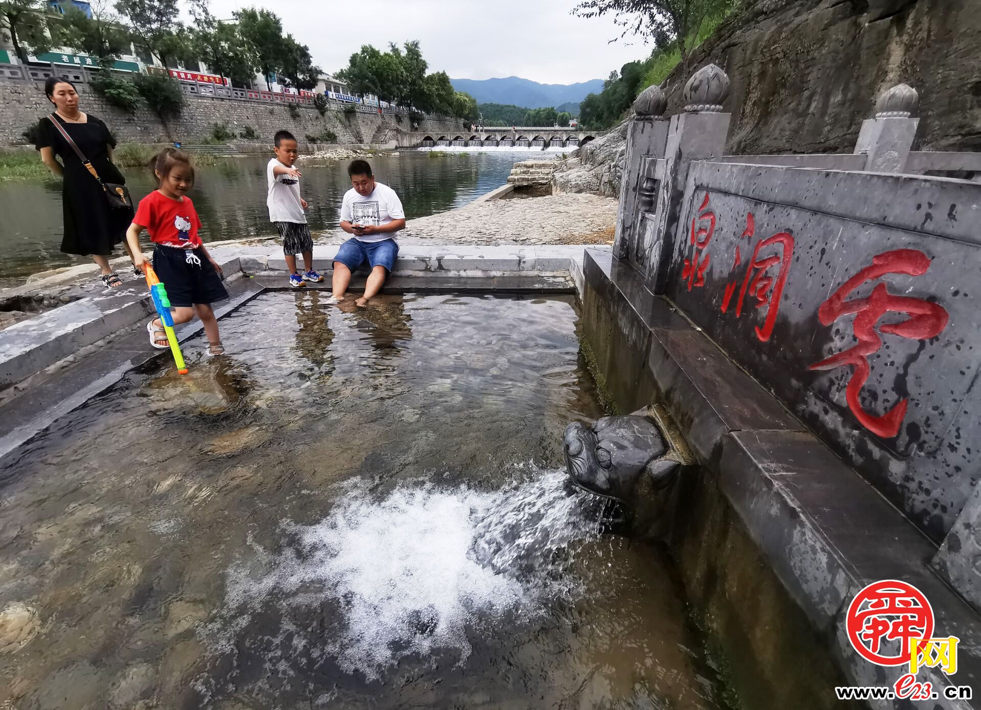 清泉喷涌 河溪飞瀑！到南山探泉戏水 乐享周末