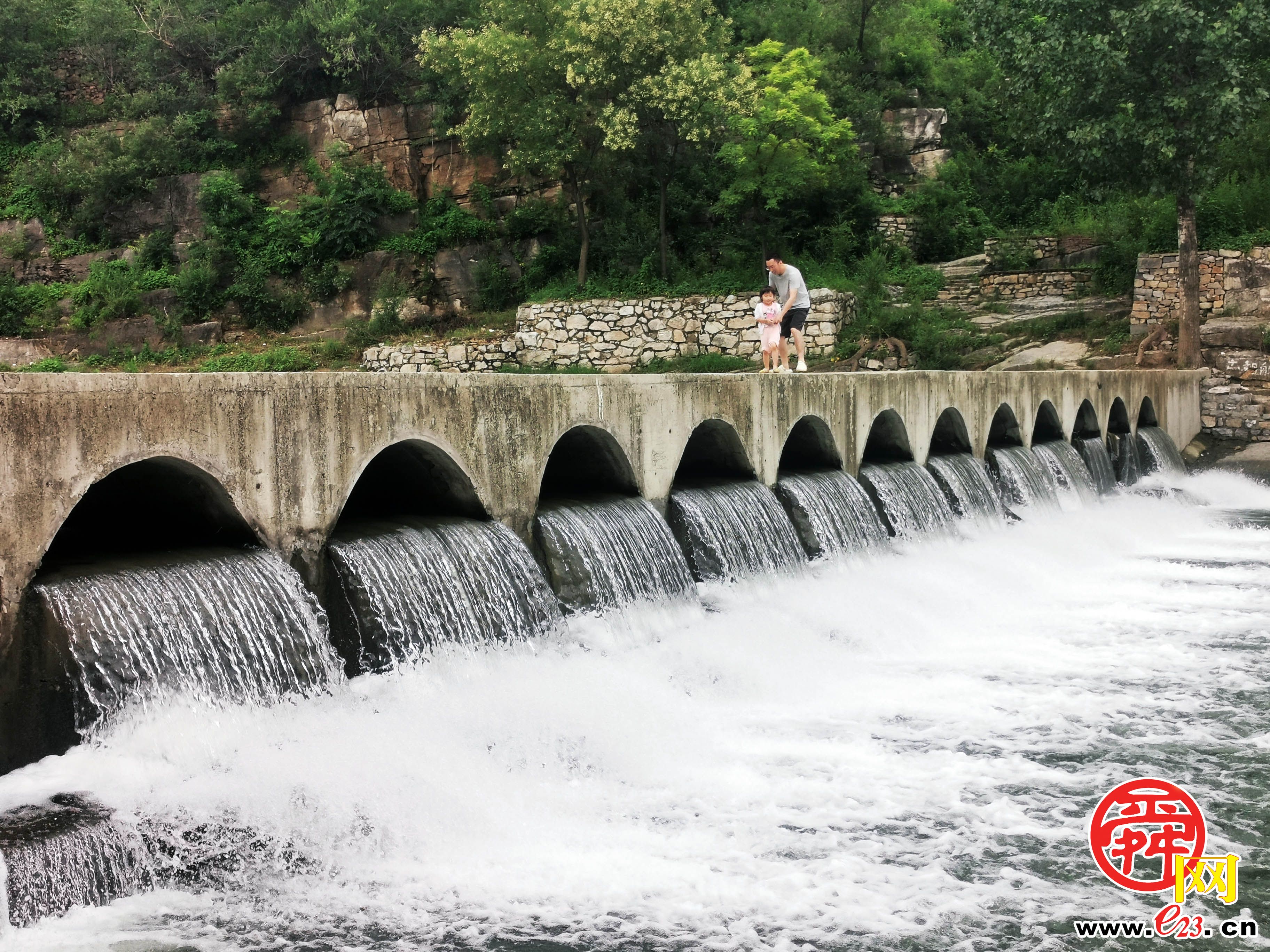 清泉喷涌 河溪飞瀑！到南山探泉戏水 乐享周末